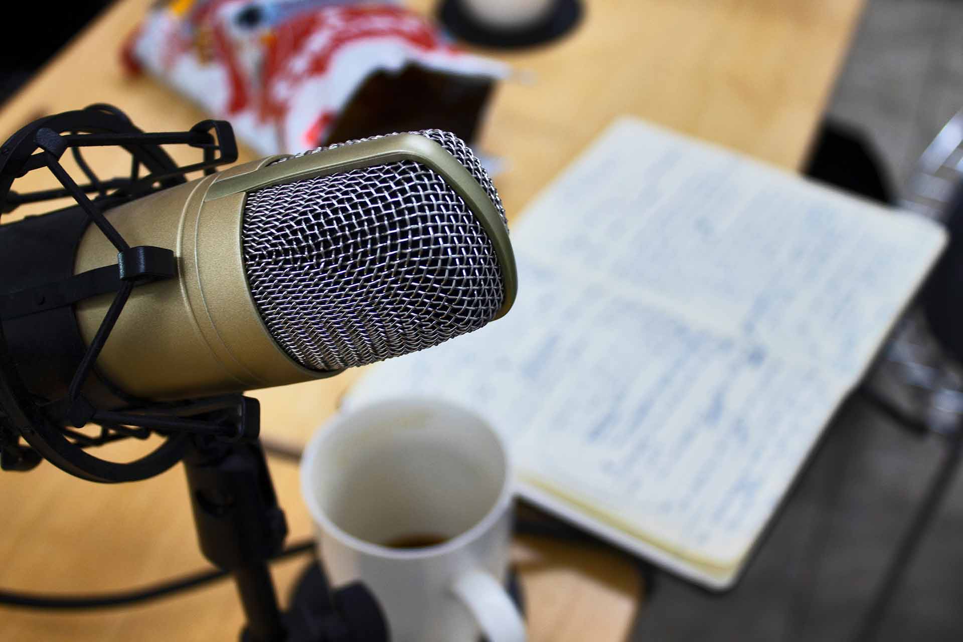 Nous vous accompagnons pour en faire un objet sensible, fort, fidèle à votre voix.